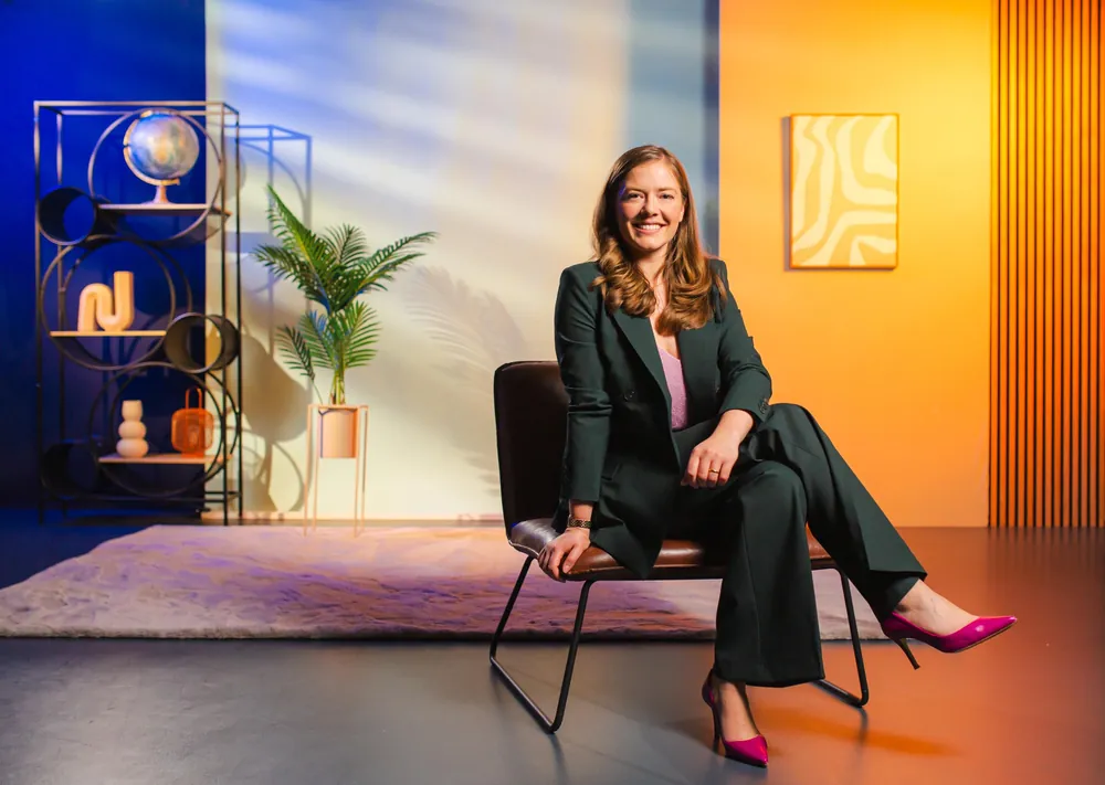 Interview-Set mit Regal, Globus und farbiger Wand im Content Club Studio