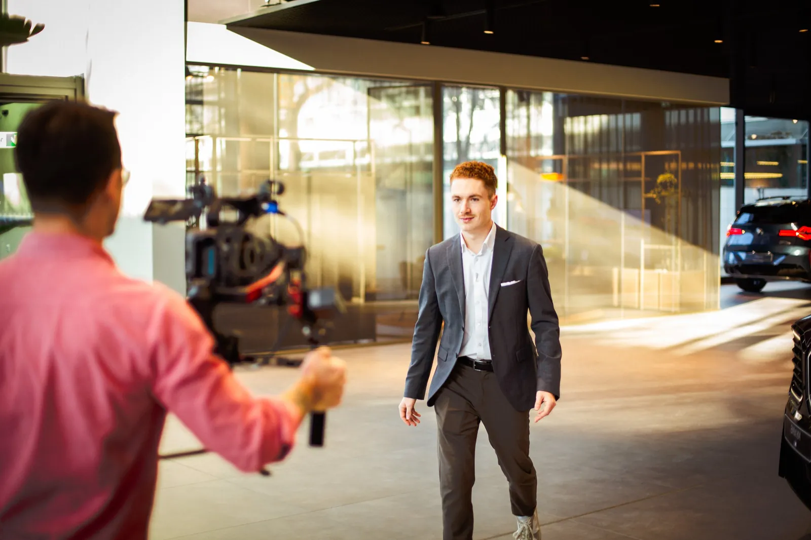 Kameramann mit Gimbal-Rig begleitet einen Moderator durch den Showroom der BMW Niederlassung