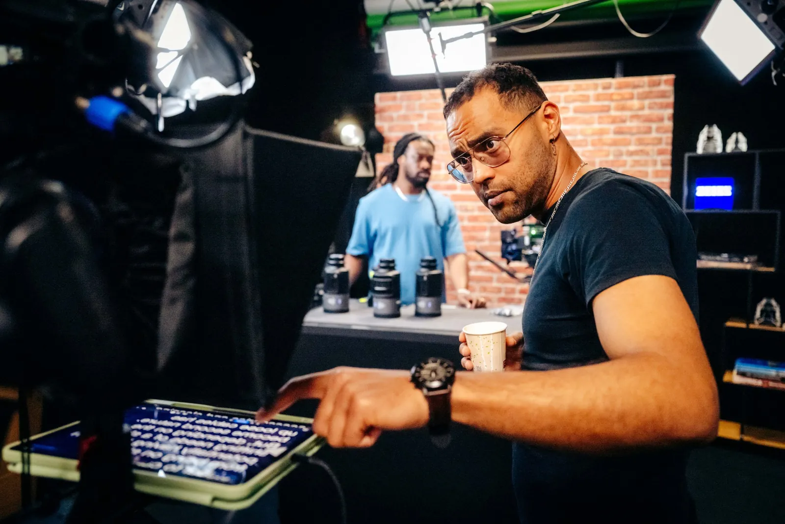 Regie am Teleprompter, im Hintergrund der Moderator mit den neuen Objektiven