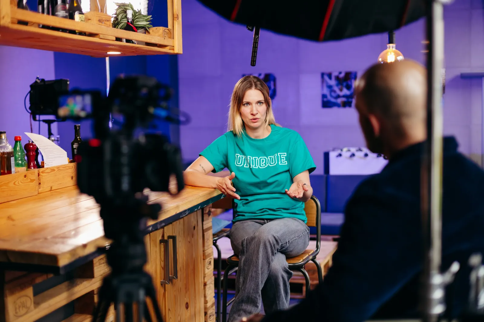 Interview-Dreh mit einer Mitarbeiterin von unique, im Vordergrund Kamera und Licht