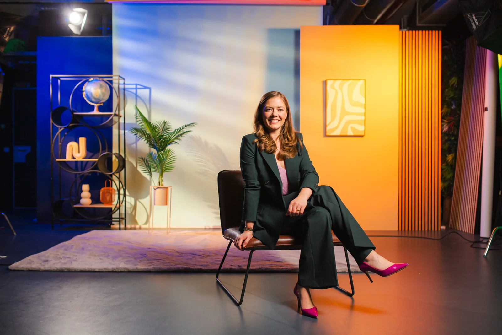 Protagonistin auf einem Studio-Set im Content Club Studio