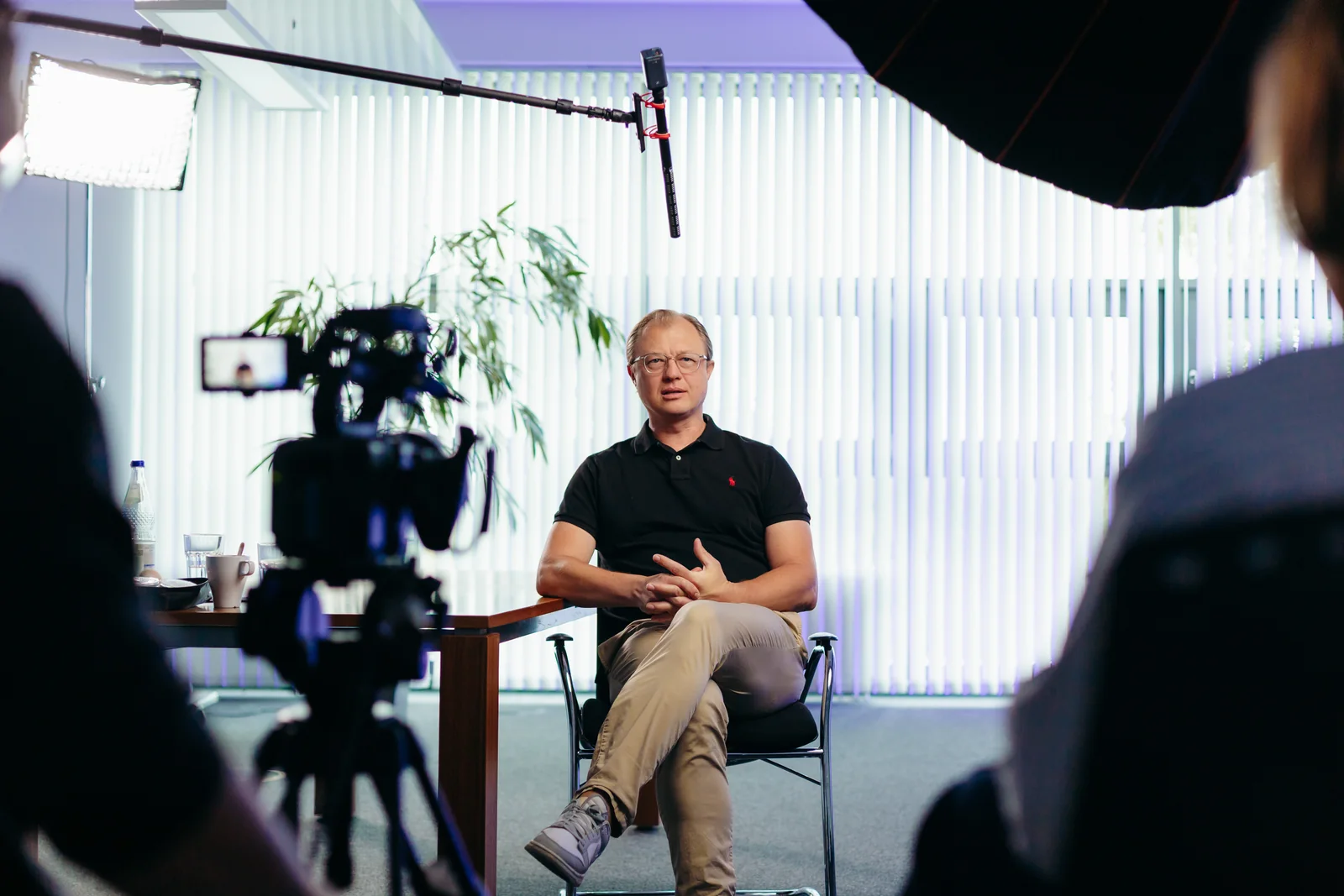 Interview-Dreh beim Kunden mit Kamera und Tonangel