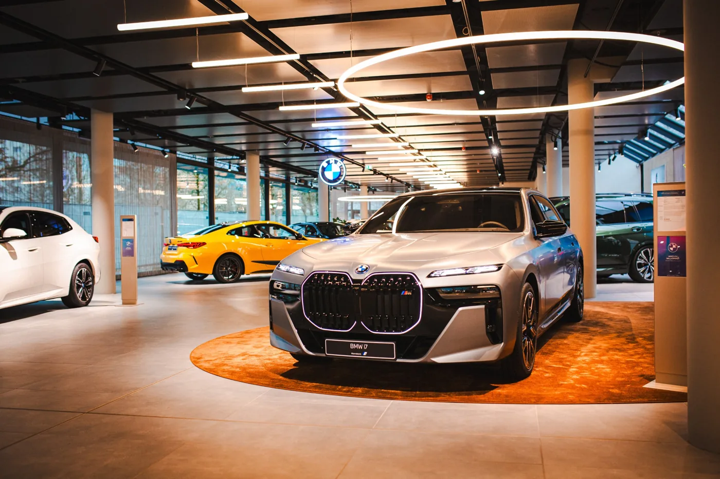 Silberner BMW i7 im Showroom der BMW Niederlassung München